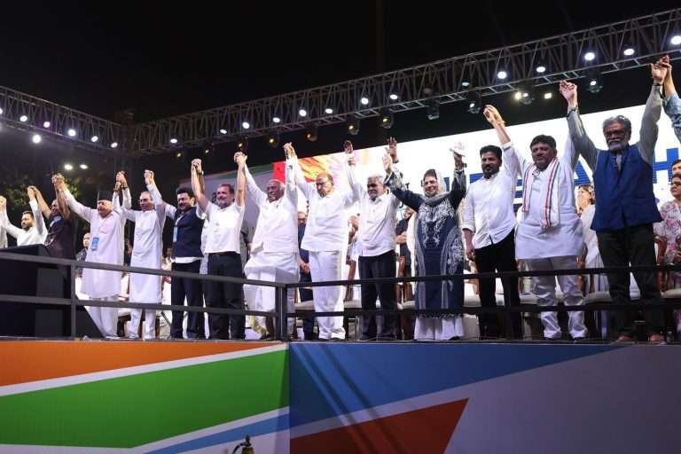 नेमके मोदी कोण? मला का घाबरतात ? सांगितले राहुल गांधींनी … प्रचंड गर्दीत शिवाजी पार्कवर सभा संपन्न