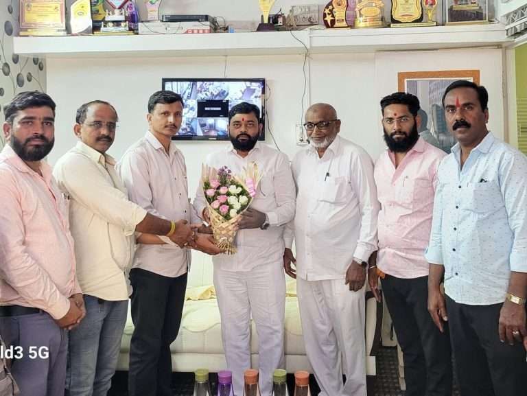 रिक्षा चालकांकडून बाबा कांबळे यांचा सन्‍मान
