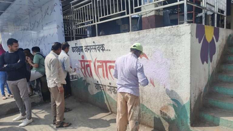 नागरिकांच्या पैशातून महापालिकेने हटवले राजकीय कार्यकर्त्यांनी शहरभर केलेले विद्रुपीकरण