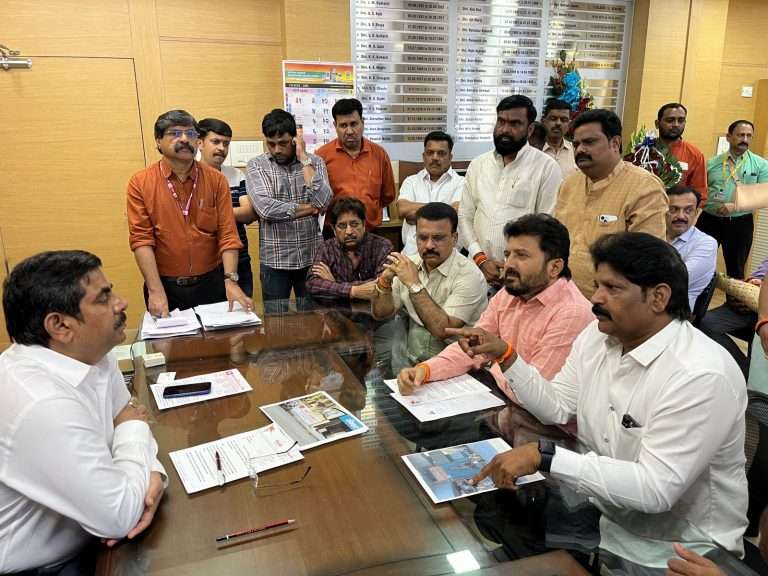 भाजपच्या शहर विद्रूपीकरण विरोधात शिवसेनेचा पुणे आयुक्ताना घेराव .