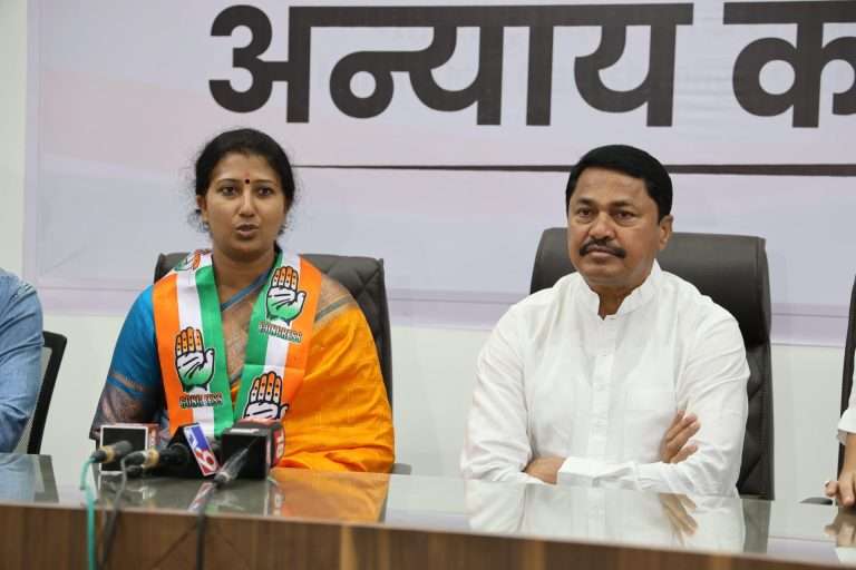आम आदमी पार्टीच्या महिला प्रदेशाध्यक्ष सीमा शिवाजी गुट्टेंचा काँग्रेस पक्षात प्रवेश.