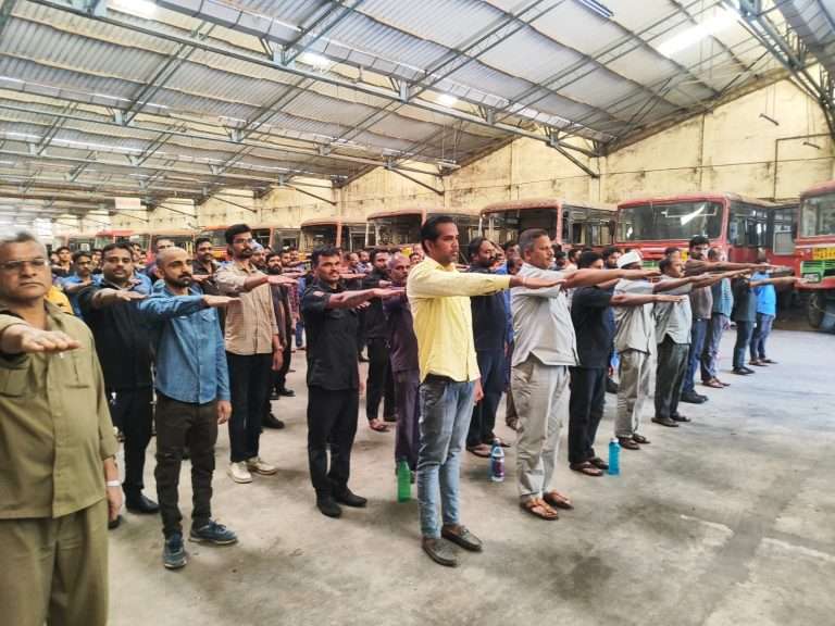 महाराष्ट्र राज्य मार्ग परिवहन महामंडळाच्या विविध आगारात मतदान जनजागृती