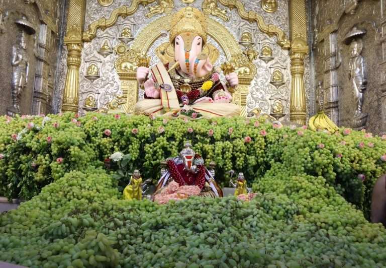 होळीपौर्णिमेनिमित्त ‘दगडूशेठ’ गणपती मंदिरात २ हजार किलो द्राक्षांची आरास