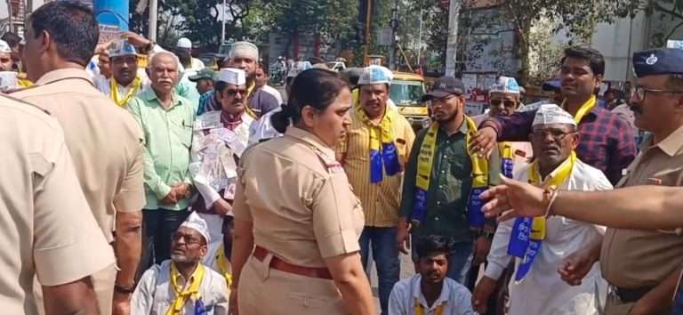 केजरीवाल यांच्या अटकेच्या निषेधार्थ शनिवारवाड्यासमोर  मोदी सरकारच्या  प्रतिकात्मक पुतळ्याची होळी