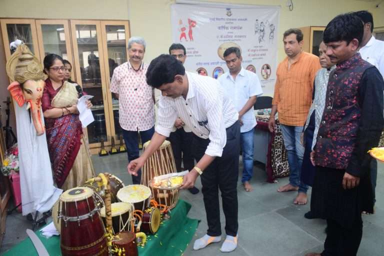 तमाशा बदलला असला, तरी त्याचे मूळ स्वरूप बदललेले नाही…!