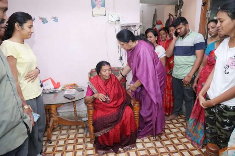 सांत्वनाचे शब्द केविलवाणे ठरले,मुलीच्या पाठीवरून फिरणारे माझे हात मलाच थिटे वाटू लागले..माऊली काकांच्या नसण्याने गलबलून आले …