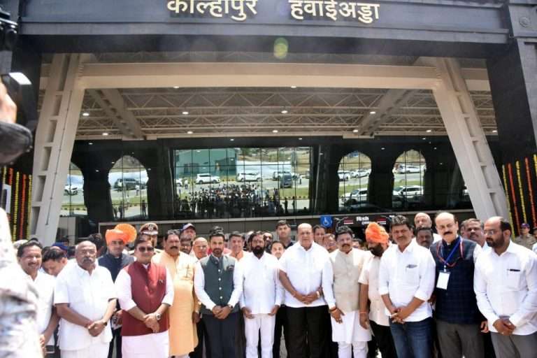 कोल्हापूर विमानतळाच्या नूतन टर्मिनलचे प्रधानमंत्री नरेंद्र मोदी यांच्या हस्ते दूरदृश्यप्रणालीमार्फत लोकार्पण
