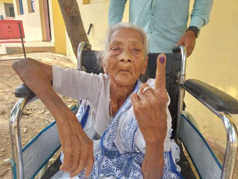गडचिरोलीत १११ वर्षाच्या फुलमती यांचे मतदान