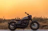 जावा येझदी मोटरसायकलतर्फे नवीन स्टेल्थ ड्युअल-टोन पेराक सादर