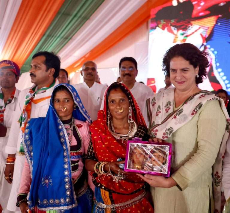 जनतेपासून दूर गेलेले PM मोदी महागाई वर बोलत नाहीत-