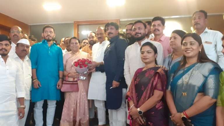 उपमुख्यमंत्री अजित पवार यांची पुणे जिल्ह्यातील शिवसैनिकांसोबत आढावा बैठक; एकजुटीने प्रचार करण्यासाठी विविध विषयांवर झाली सकारात्मक चर्चा.