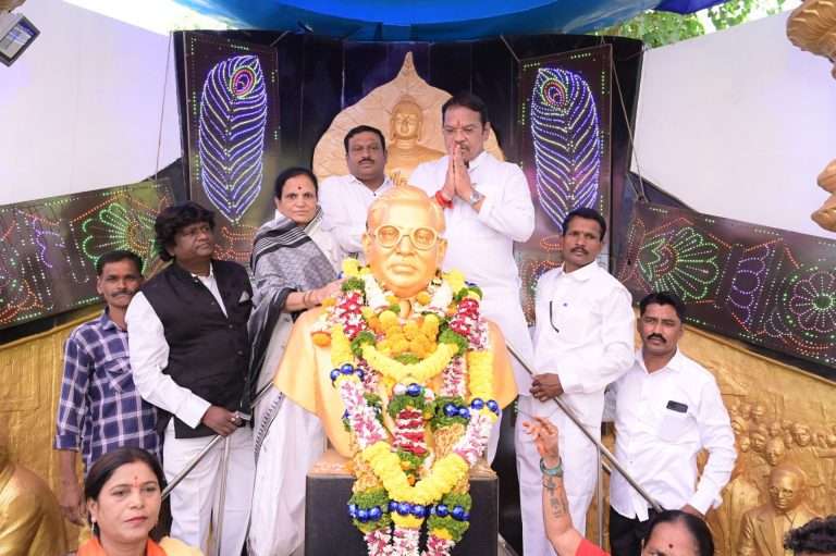 खासदार बारणे यांनी वाहिली महामानवाला आदरांजली