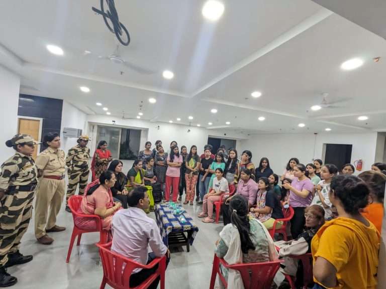 मुंबई विद्यापीठाच्या कलिना संकुलातील न्यू गर्ल्स होस्टेलमधील घटनेची डॉ. नीलम गोऱ्हे यांच्याकडून गंभीर दखल; प्रत्यक्ष पाहणी करून घेतला आढावा.