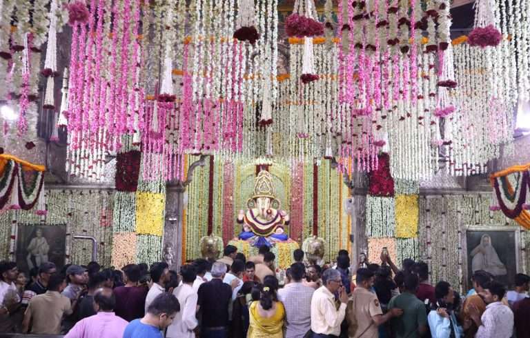 ‘दगडूशेठ’ ला मोगरा महोत्सवाच्या निमित्ताने ५० लाख मोग-याचा पुष्पनैवेद्य