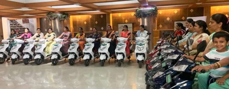 १८ वीरनारीना इ-बाईक भेट-हुतात्मा सैनिकांच्या पत्नींचा सन्मान 