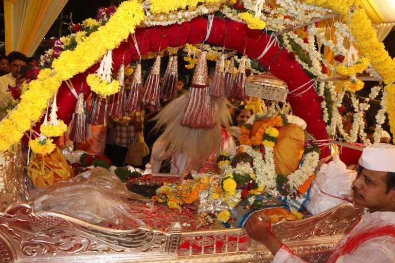 श्री जंगली महाराजांच्या पादुकांचा पालखी सोहळा शिवाजीनगर गावठाणात थाटात साजरा
