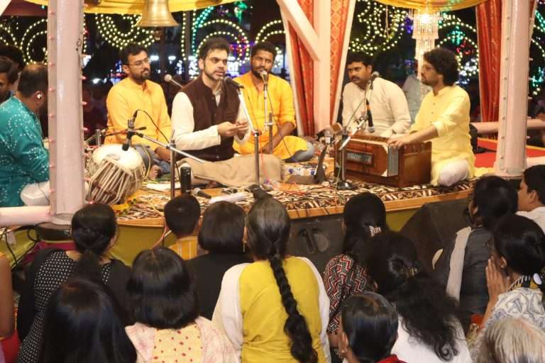 देवाजीच्या दारी आज रंगला अभंग
