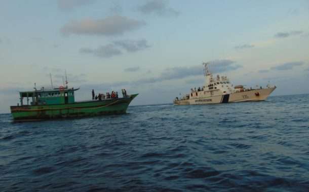 भारतीय तटरक्षक दलाने कारवारजवळच्या समुद्रात अडकलेल्या मासेमारी नौकेला पुरवले सहाय्य