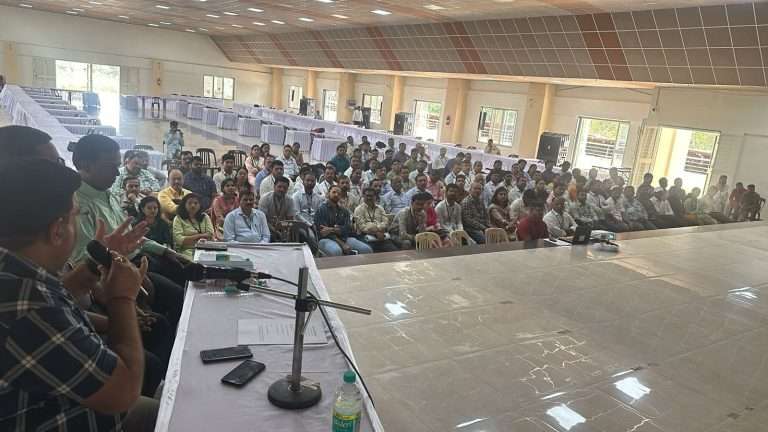 निवडणूक कामकाजासाठी नेमलेल्या अधिकारी, कर्मचाऱ्यांनी काटेकोरपणे जबाबदारी पार पाडावी- निवडणूक निर्णय अधिकारी दिपक सिंगला