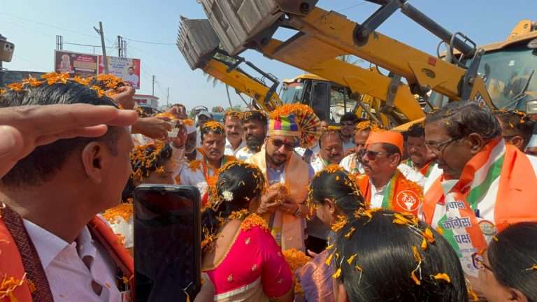 तिकिटासाठी  बाजीरावशेठ १० वेळा दिल्लीला जातात ,पण …. अमोल कोल्हेंचे प्रचार यात्रेतून विरोधकांवर वार