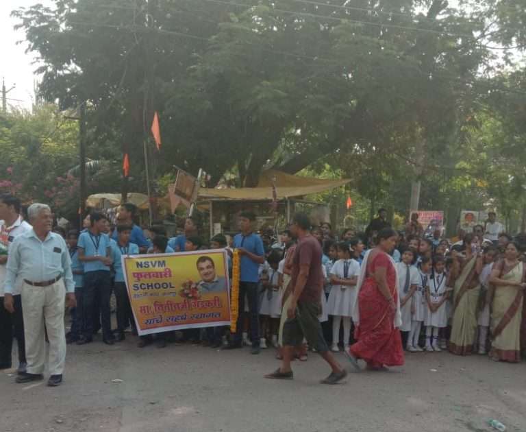 सर्व कायदे धाब्यावर बसवून गडकरी व भाजपाकडून प्रचारासाठी शाळकरी मुलांचा वापर…