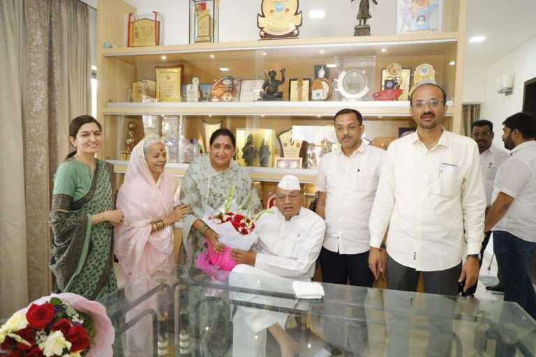 सुनेत्रा पवार यांनी घेतली माजी खासदार नाना नवले यांची सदिच्छा भेट..