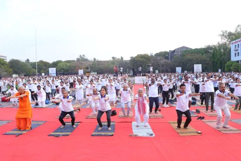 पुण्यामध्ये आयोजित केलेल्या योग महोत्सवात हजारो योगप्रेमींची उपस्थिती