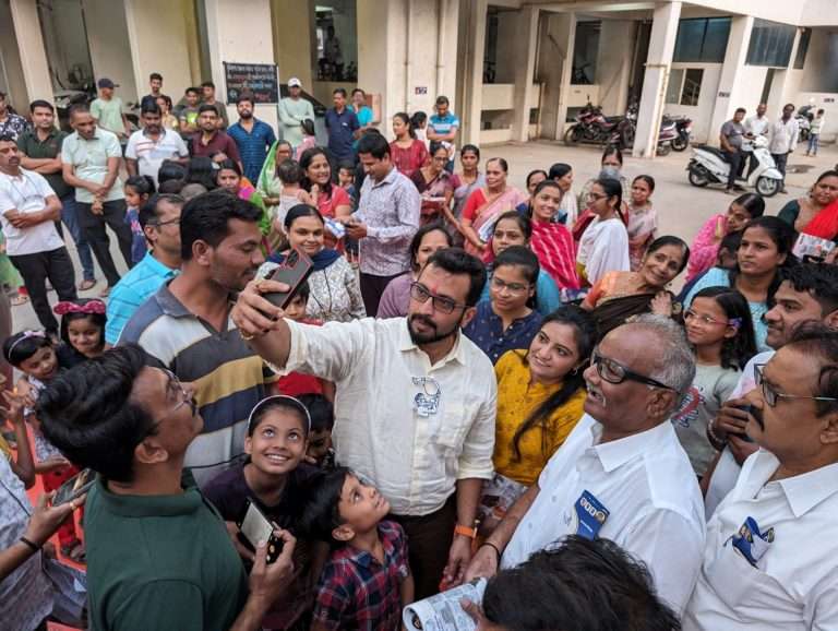 डॉ. कोल्हें चा  वाघोलीत प्रचारा दरम्यान जनसंवाद