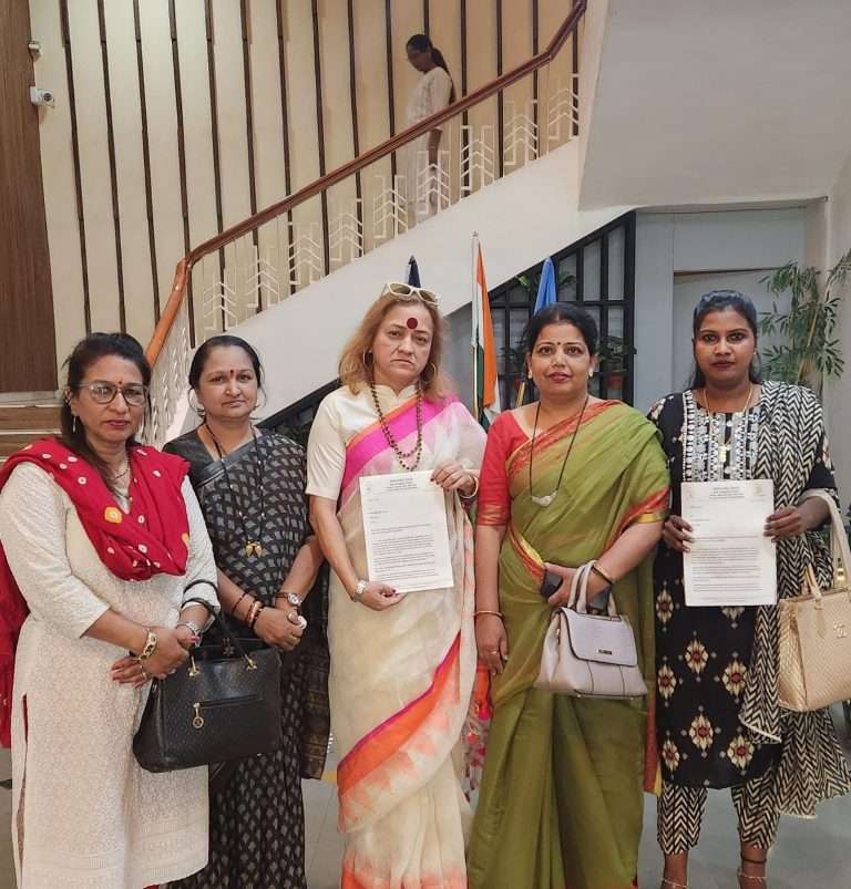 मुनगुंटीवार यांच्यावर कारवाई करा: पुण्याच्या पोलीस आयुक्तांनी महिला कार्यकर्त्यांना फोटो घेण्यास केली मनाई