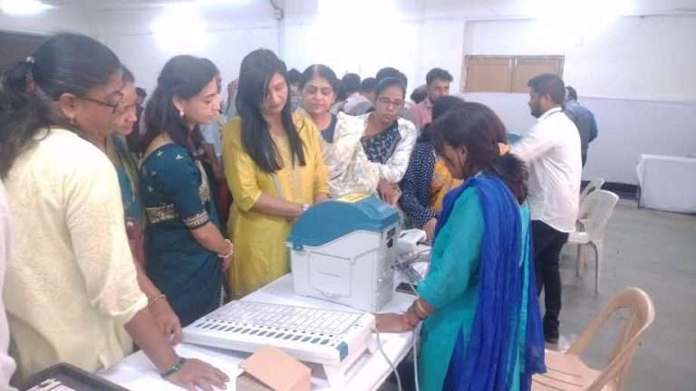 मतदान केंद्रावर नियुक्त अधिकारी, कर्मचाऱ्यांनी चोखपणे जबाबदारी पार पाडावी – डॉ.स्वप्नील मोरे