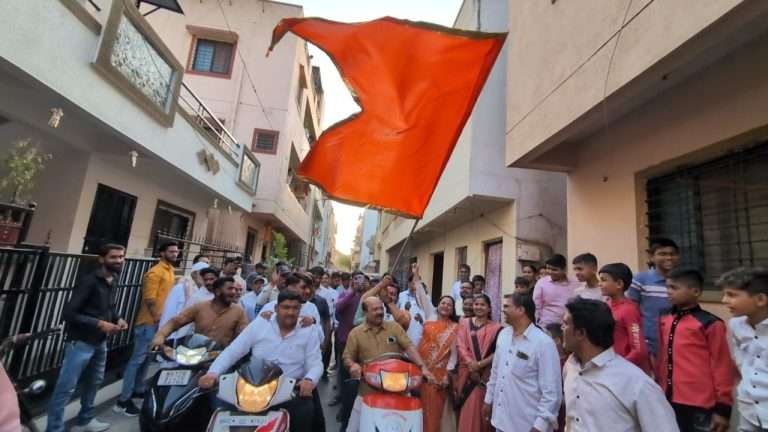 हडपसरमध्ये डॉ. कोल्हेंनी विविध भागात केला धावता दौरा ..पण लोकांत उत्साह भारी
