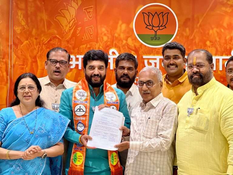 मुरलीधर मोहोळ यांना भाजपचा AB Form मिळाला.