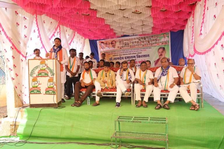 भाजपा सरकारकडून पोलीसांच्या मदतीने गडचिरोलीतील नैसर्गिक संपत्ती लुटण्याचे काम.