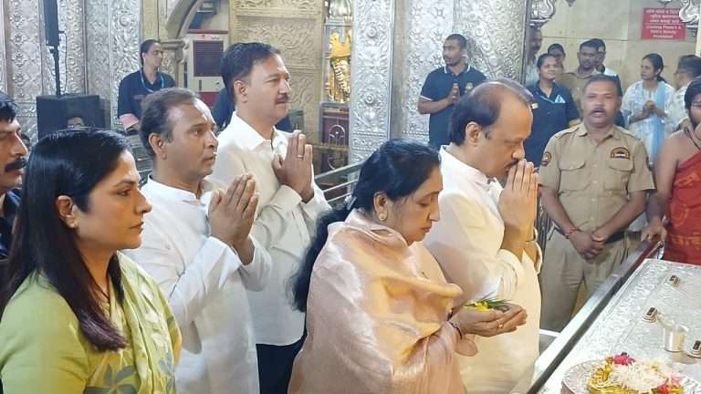 अजित पवार, सुनेत्रा पवार दगडूशेठ गणपती मंदिरात तर मुरलीधर मोहोळ शंकर महाराज मंदिरात