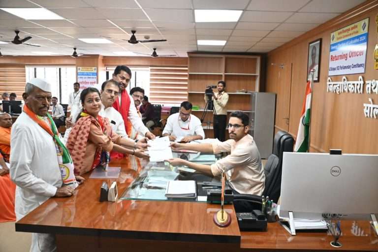 सोलापुरमध्ये  प्रणिती शिंदेंचा उमेदवारी अर्ज दाखल.