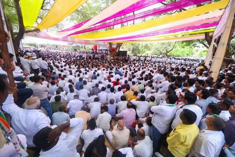 अजित पवारांनी सुनेत्रा पवारांच्या प्रचाराचा नारळ फोडला