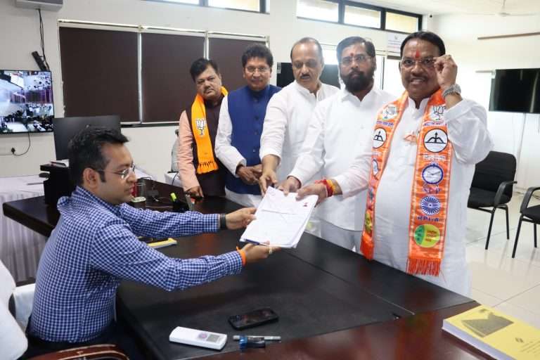 जोरदार शक्तीप्रदर्शनासह मुख्यमंत्र्यांच्या उपस्थितीत बारणे यांचा उमेदवारी अर्ज दाखल