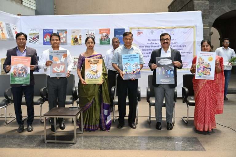 मतदार जागृतीसाठी आयोजित भित्तीपत्रक प्रदर्शनाचे जिल्हाधिकारी कार्यालयात उद्घाटन