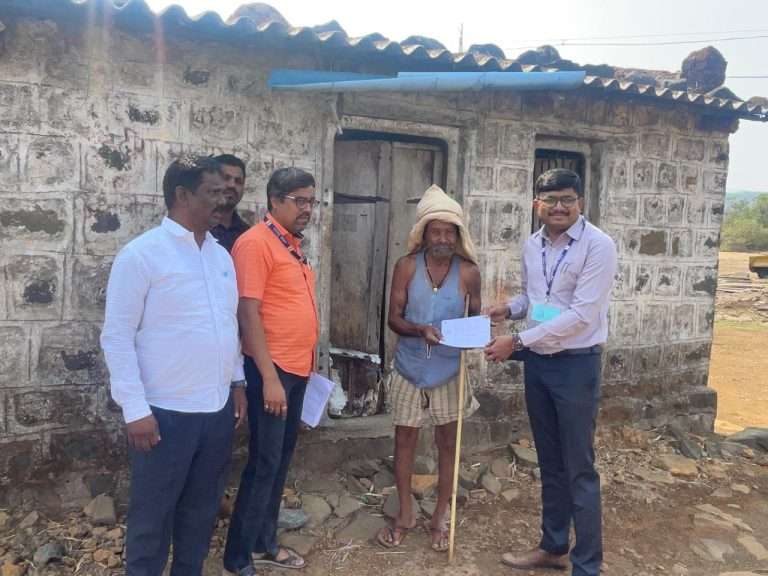 जिल्ह्यातील सर्वात कमी मतदार असलेल्या दुर्गम मतदान केंद्र परिसरात मतदान माहिती चिठ्ठीचे वाटप