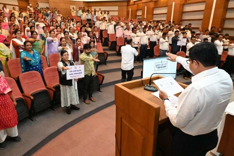 अधिकारी कर्मचाऱ्यांनी गावपातळीवर मतदानाबाबत जनजागृती करावी-मुख्य कार्यकारी अधिकारी संतोष पाटील