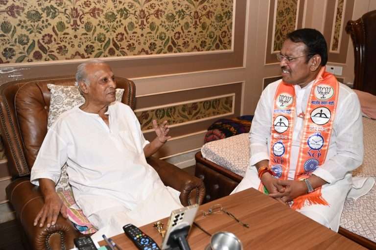 कृष्णराव भेगडे यांचे आशीर्वाद घेऊन बारणे यांचा तळेगावात प्रचार