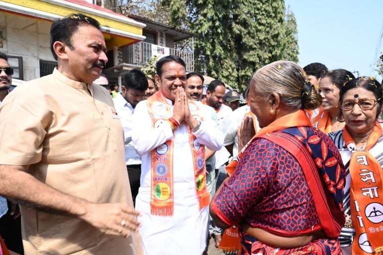 तापमान 42 अंशांवर असतानाही उरणमध्ये बारणे पोचले 50 गावांपर्यंत