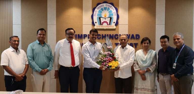 यूपीएससी परीक्षेत यश मिळवलेल्या शुभम थिटेचा पीसीसीओई मध्ये सत्कार