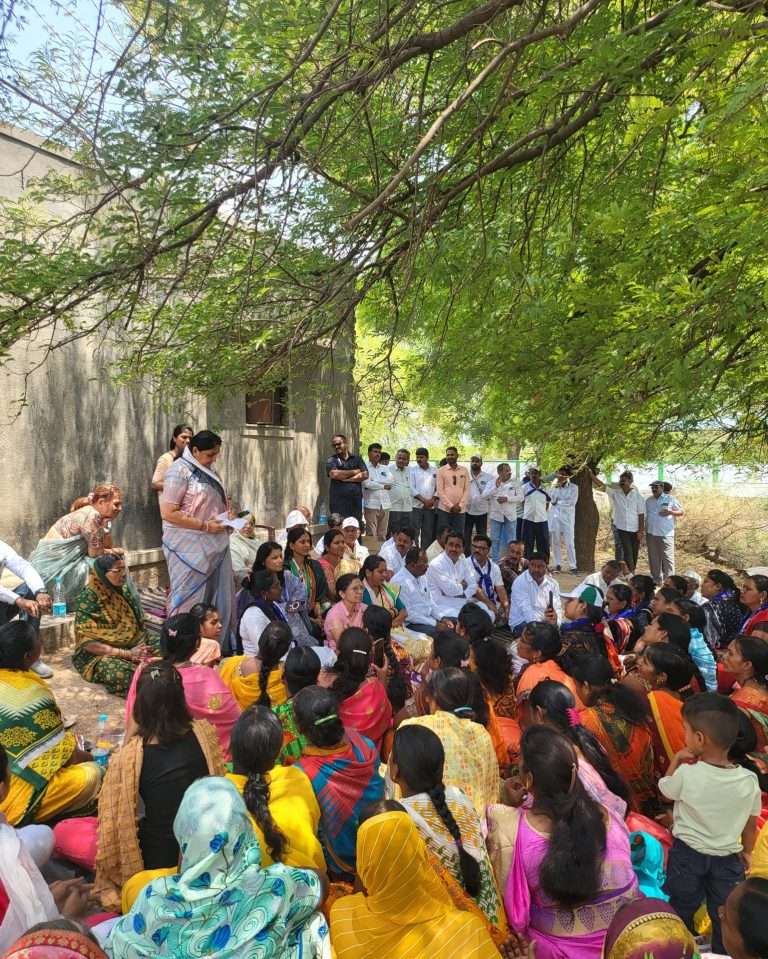 तळपत्या उन्हात सावली,या झाडाची लाभली…