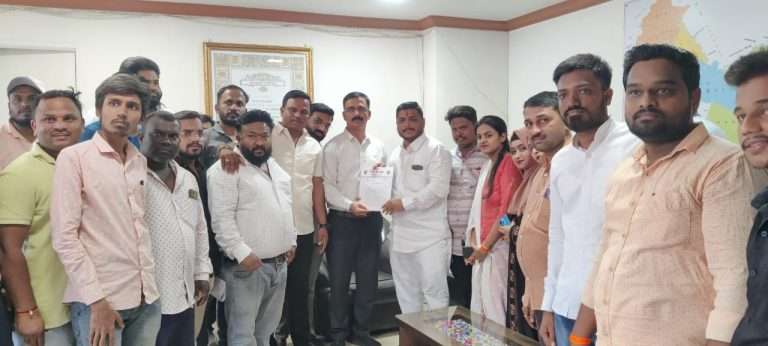 आरटीओच्या भ्रष्ट कारभारावर कारवाई करण्यासाठी युवासेनेचे निवेदन