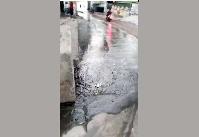 आयुक्त साहेब इकडे लक्ष द्याल काय ?  मेट्रोची कृपा अन गटारे रस्त्यावर ..डेक्कन बसस्टॉपमागे,पुलाच्या वाडीत दुरावस्था