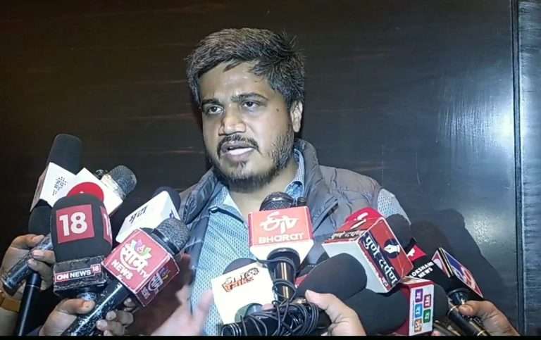 फडणवीसांसह त्यांचे नेते घाबरलेत,रोहित पवारांचा हल्लाबोल