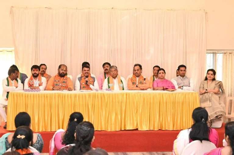 भाजपचे जे नगरसेवक,आमदार ठीक काम करणार नाहीत त्यांच्याकडे विशेष लक्ष ठेवण्यात येईल -फडणवीस