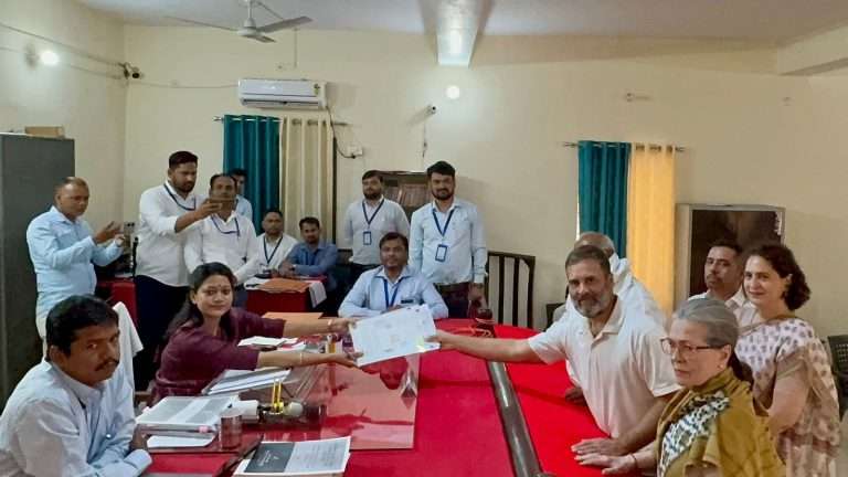 सोनिया-प्रियांका सोबत जाऊन राहुल गांधींनी रायबरेलीतून दाखल केला उमेदवारी अर्ज