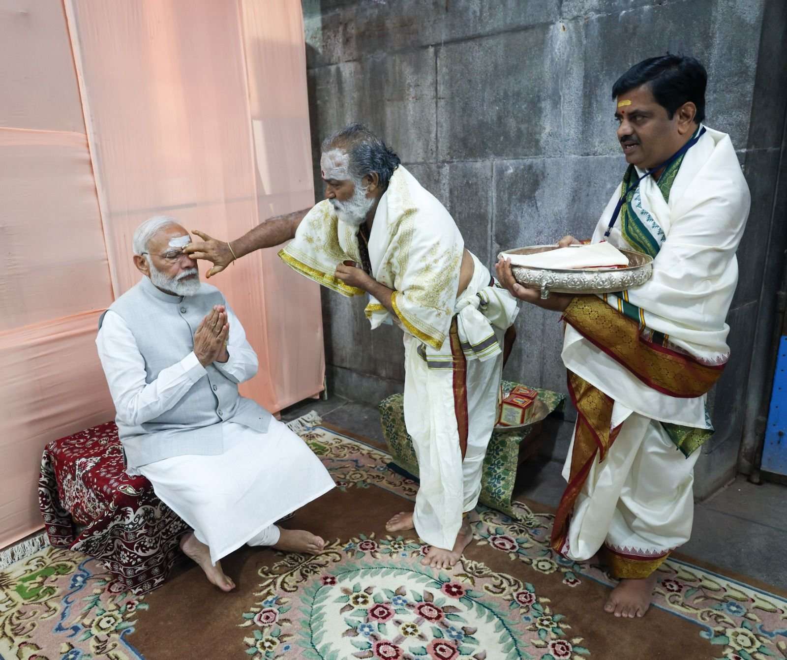राहुल गांधी (शहजादे) निवडणुकीसाठी अंबानी- अदानीकडून काळ्धयानाचे किती टेम्पो भरून घेतले ? नरेंद्र मोदींचा सवाल
